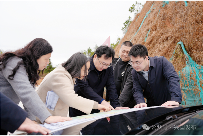 劉章宏調研農村公路建設工作